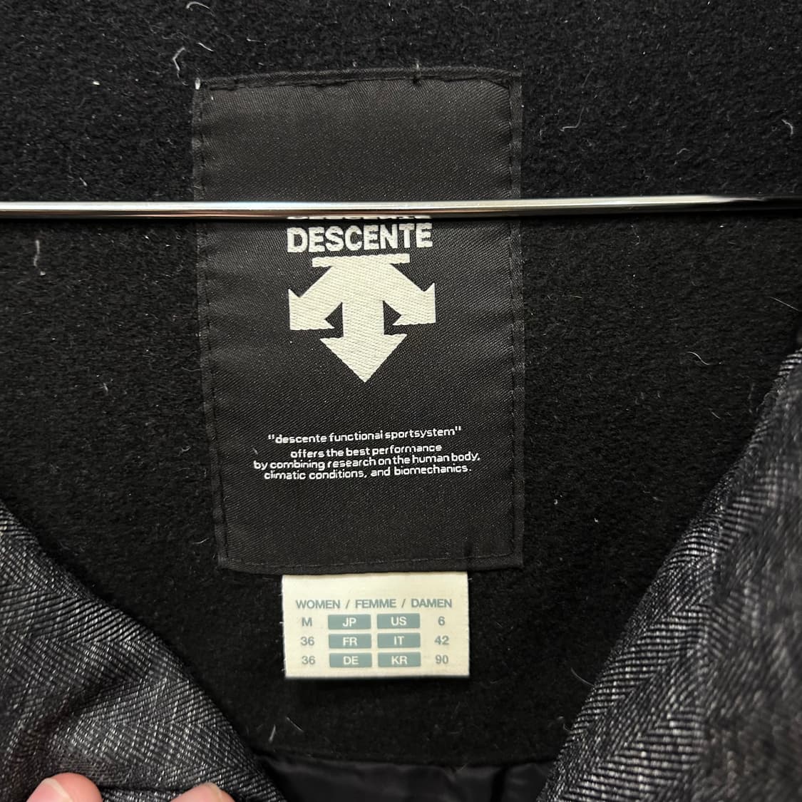 데상트 실버와펜 덕다운 하이넥 후드 패딩 상품이미지3