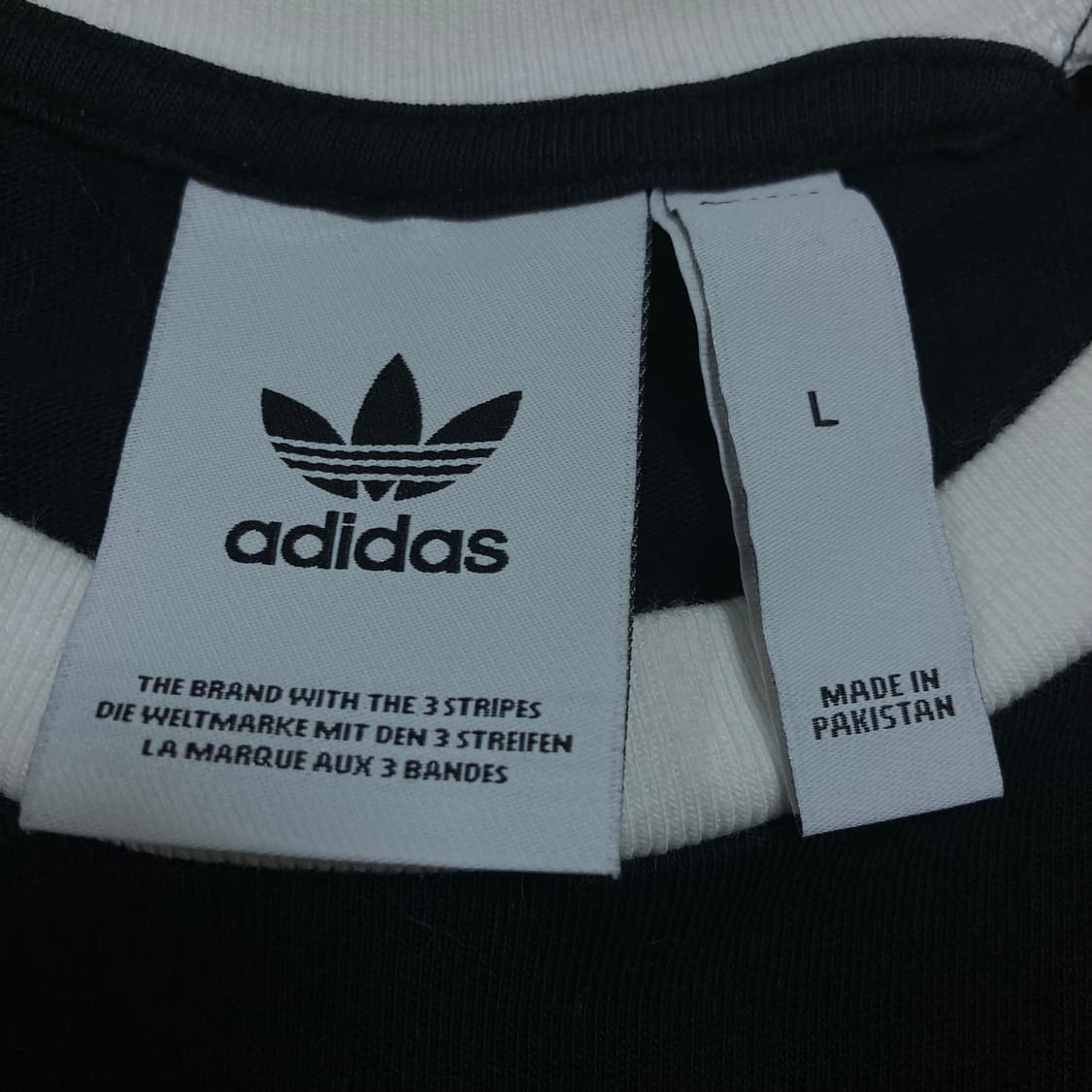 아디다스 오리지날 스몰 로고 블랙 반팔티 상품이미지3
