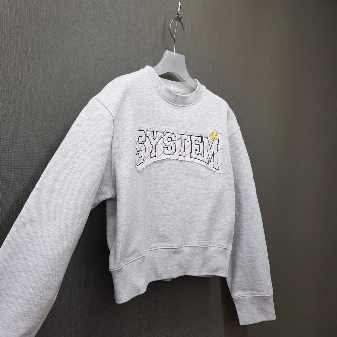 한섬 시스템 2022 그래픽 자수 레터링 크롭 맨투맨 F사이즈 상품이미지4