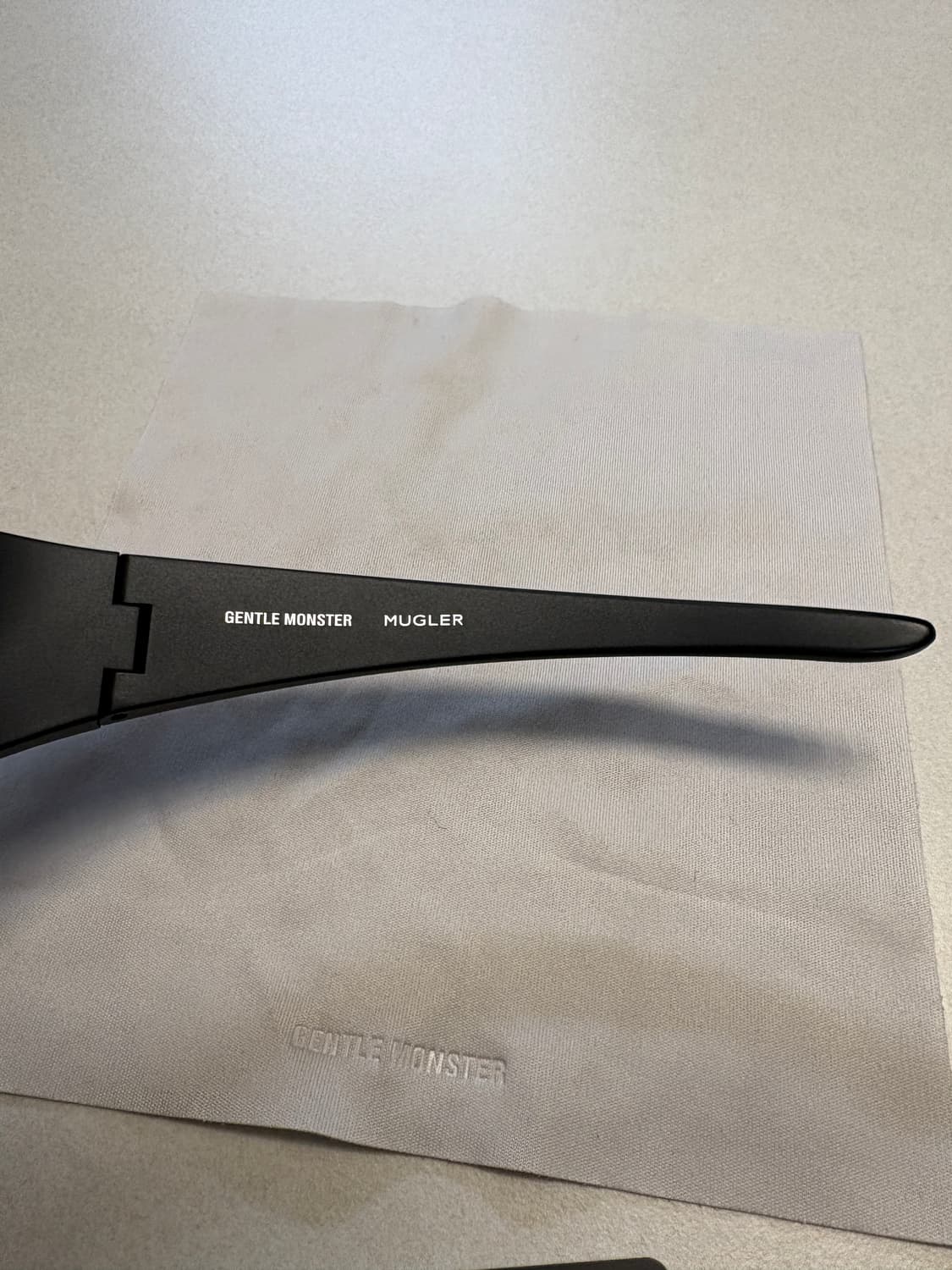 젠틀몬스터 x 뮈글러 스파이럴 02 M01 블랙 그레이 상품이미지4