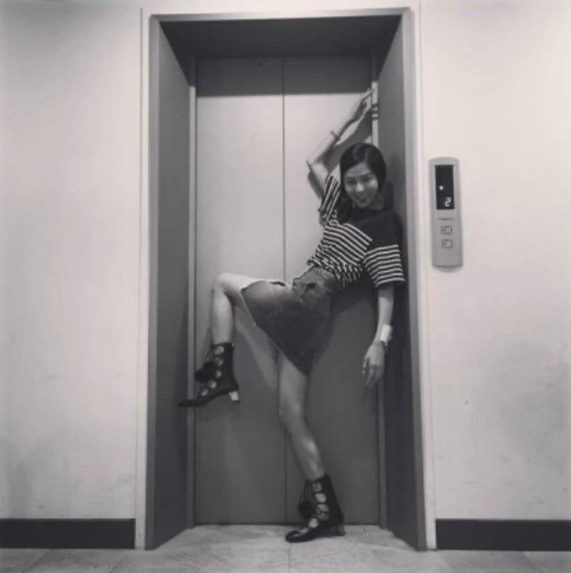 구찌 밍크 폼폼 레이스업 앵클 부 츠 36.5사이즈/새상품(셀럽 착용) 상품이미지10