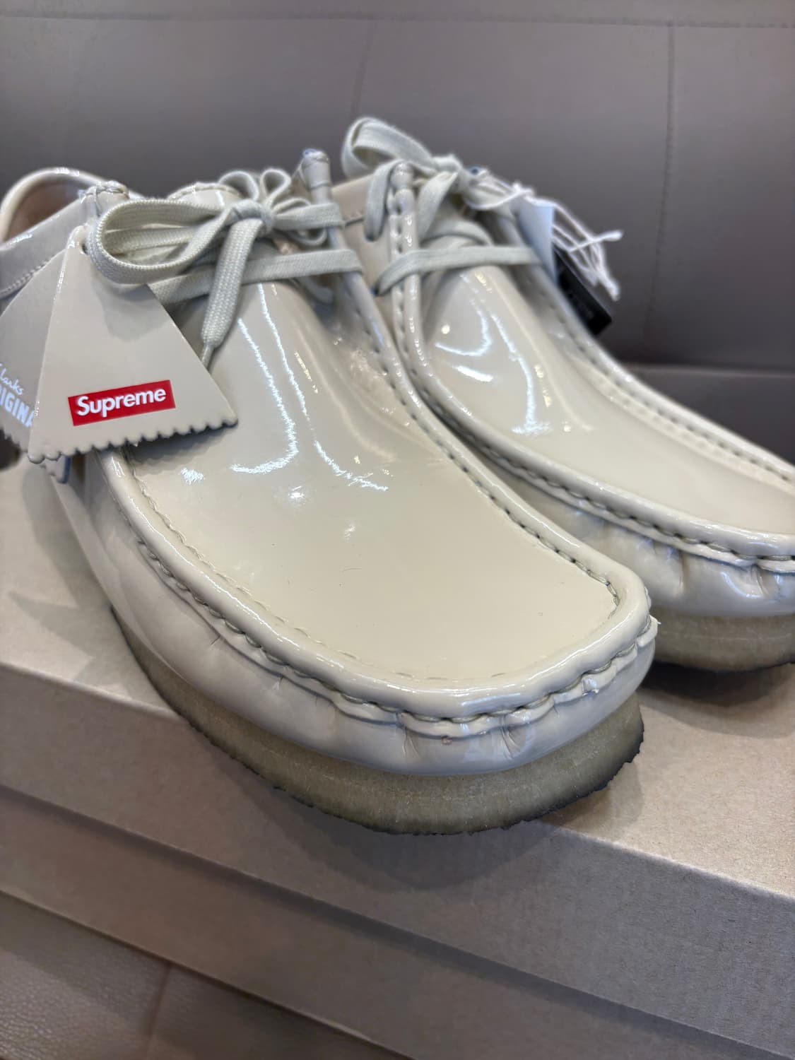 클락스 x 슈프림 페이턴트 레더 왈라비 상품이미지3