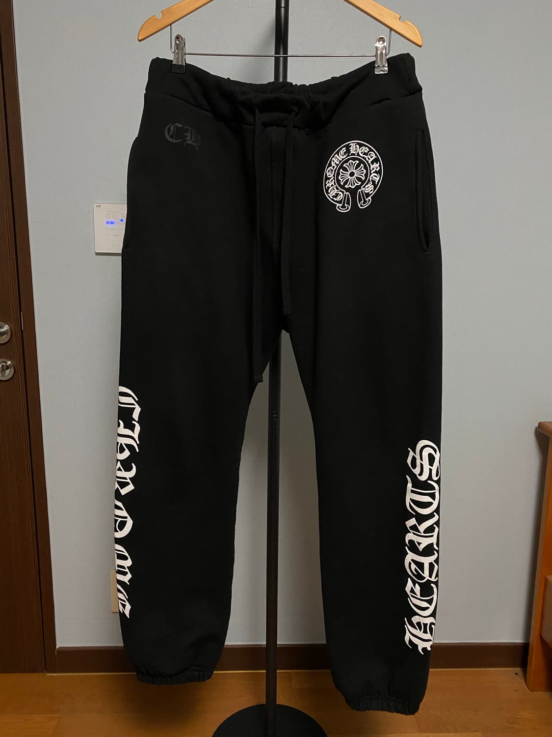 [L] 크롬하츠 홀스슈 로고 백 포켓 스웨트팬츠 블랙 상품이미지1