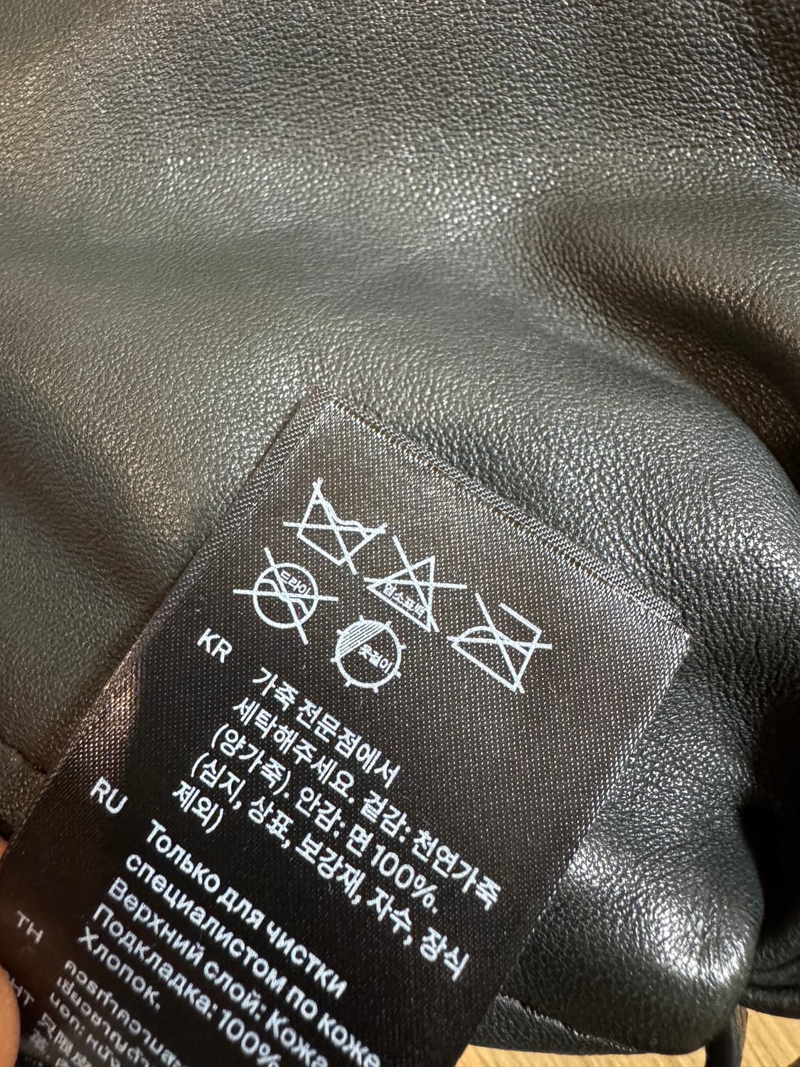 코스 개더드 레더 숄더백 블랙 상품이미지8