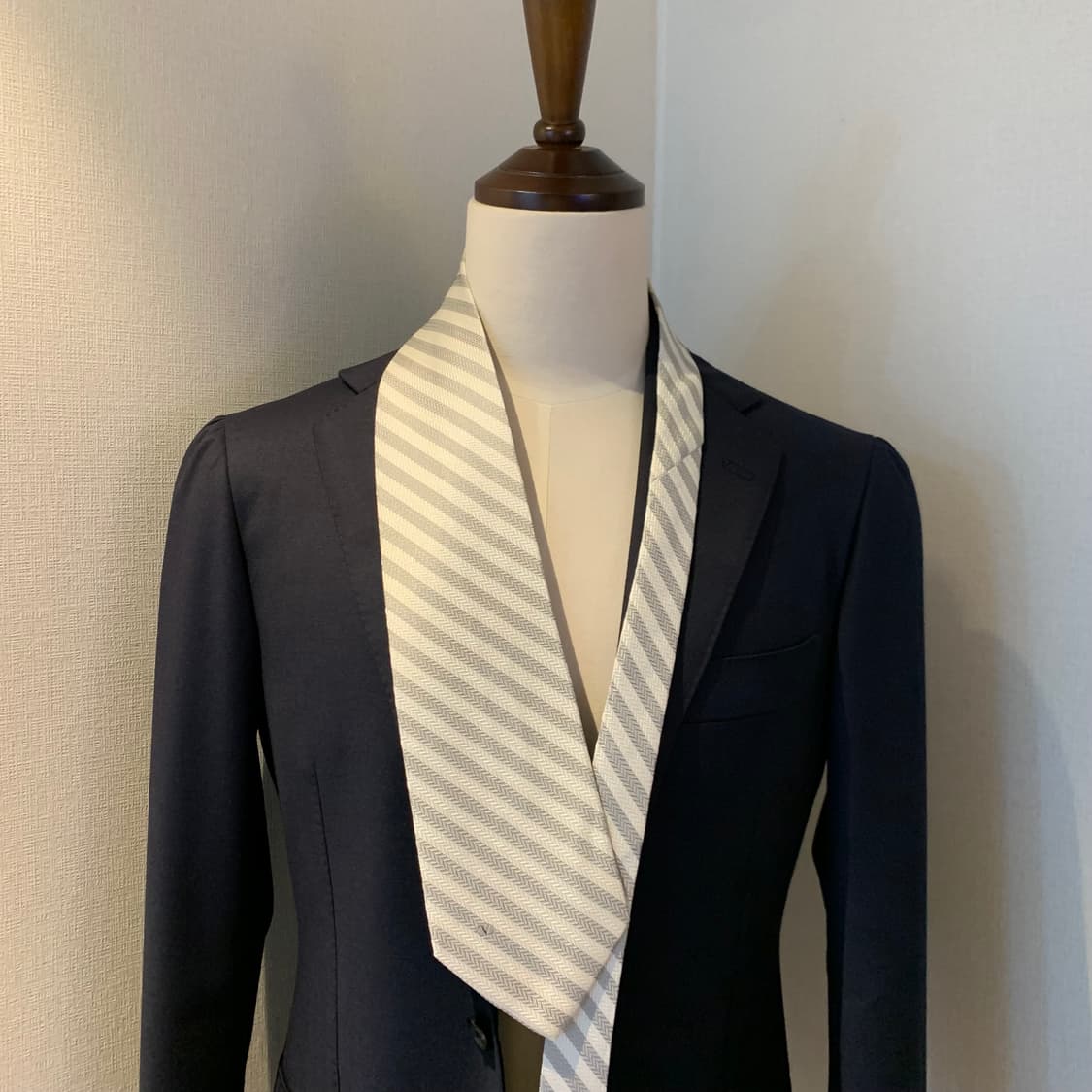 발렌티노 명품넥타이 스트라이프 화이트컬러 100실크 A+등급 상품이미지1