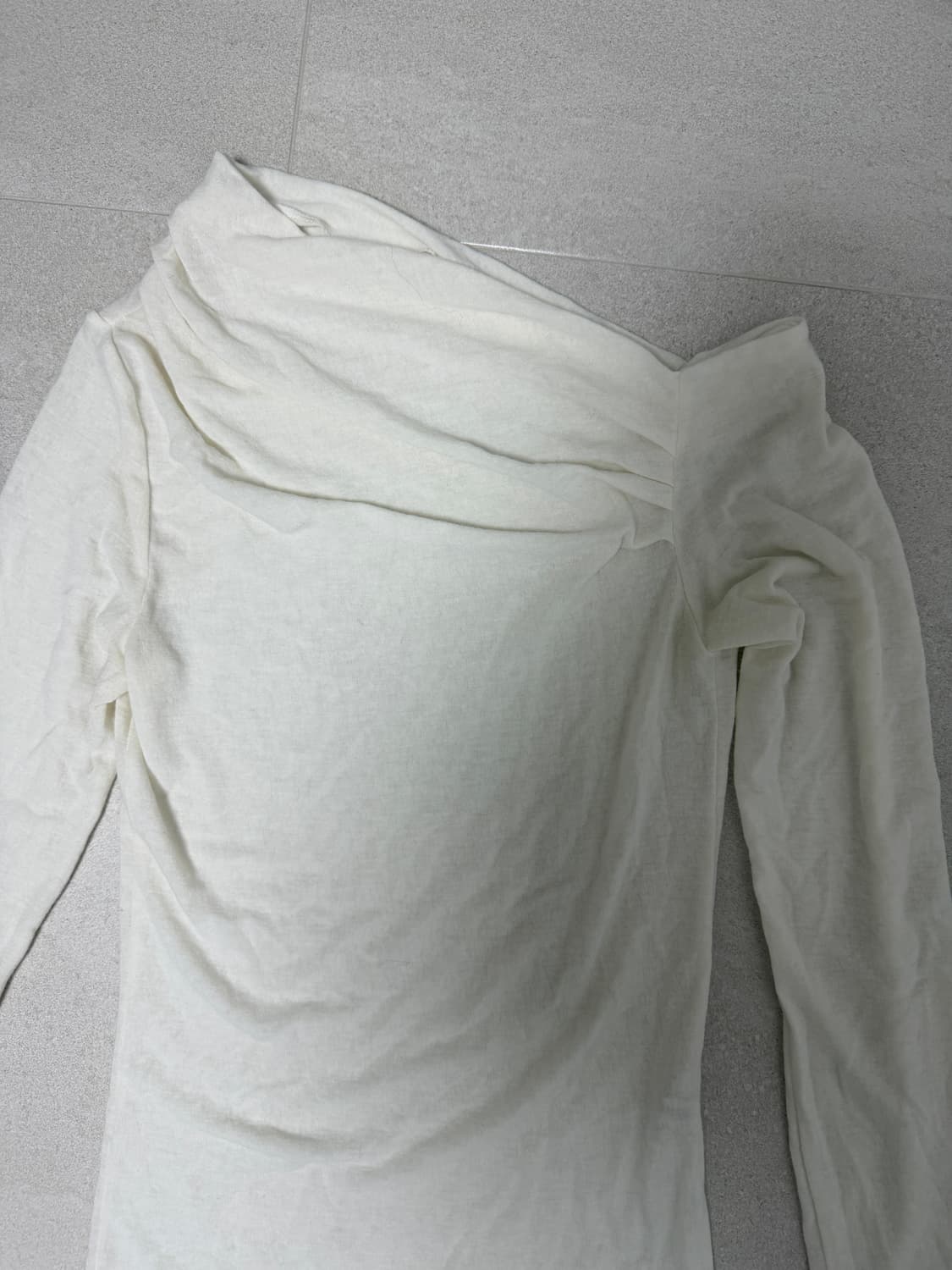 언발 드레이프 원숄더 오프숄더 티 상품이미지2