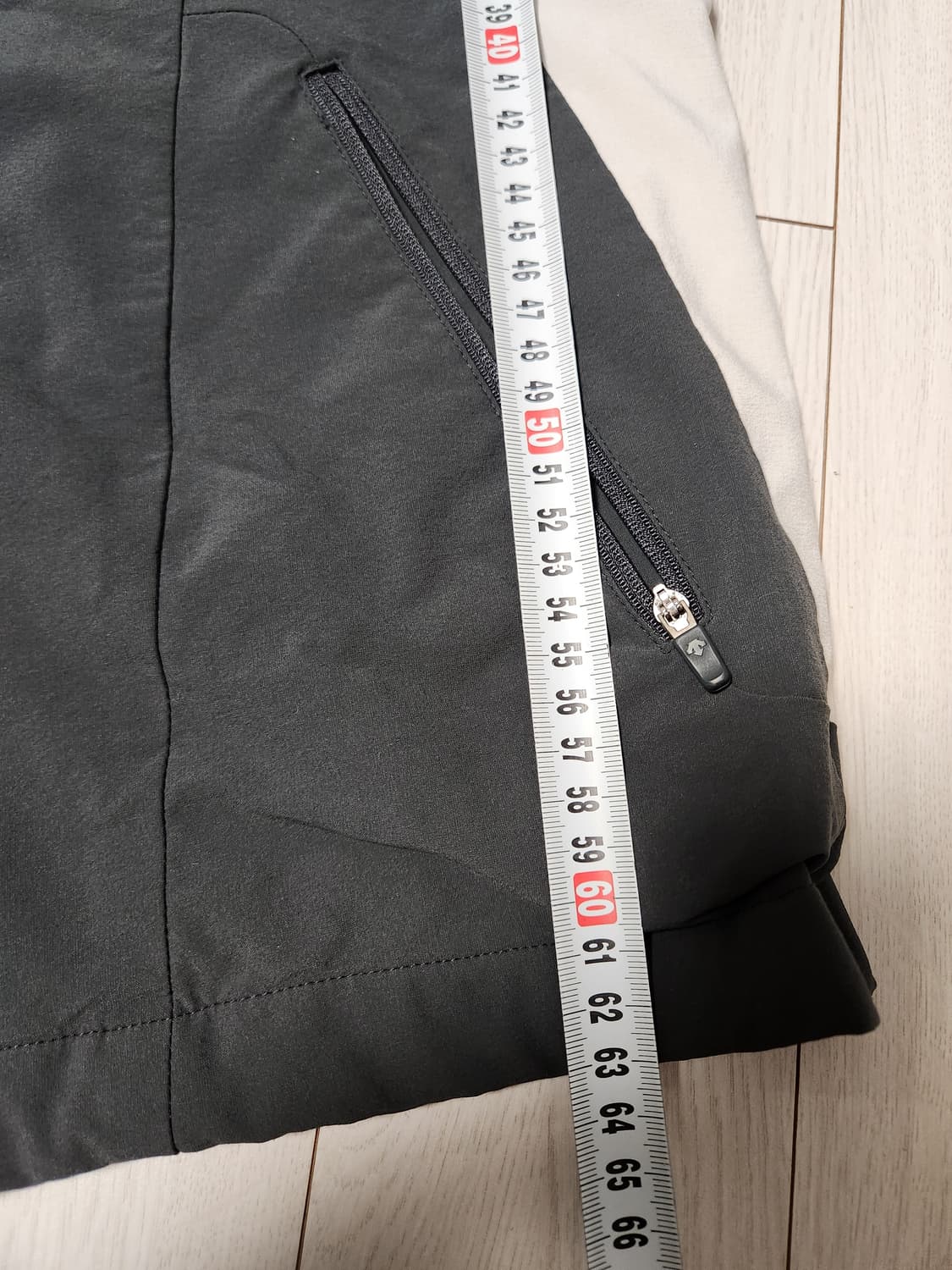 데상트 바람막이 집업 자켓 사이즈100(L)

오염 하자없이 깨끗해요^^ 상품이미지8