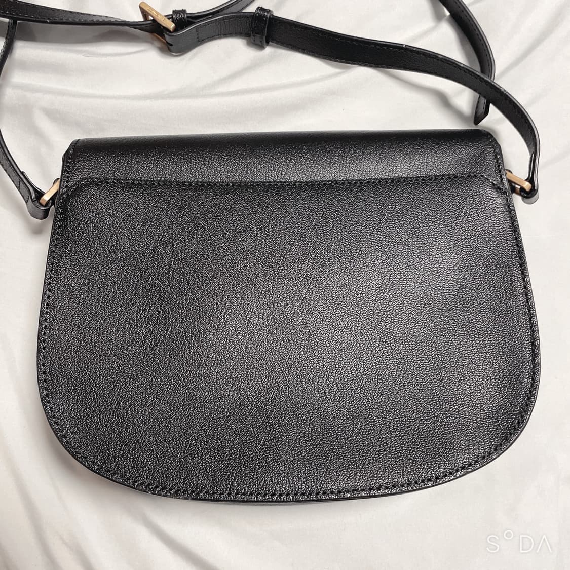 쿠론 반달 크로스백 블랙 상품이미지7