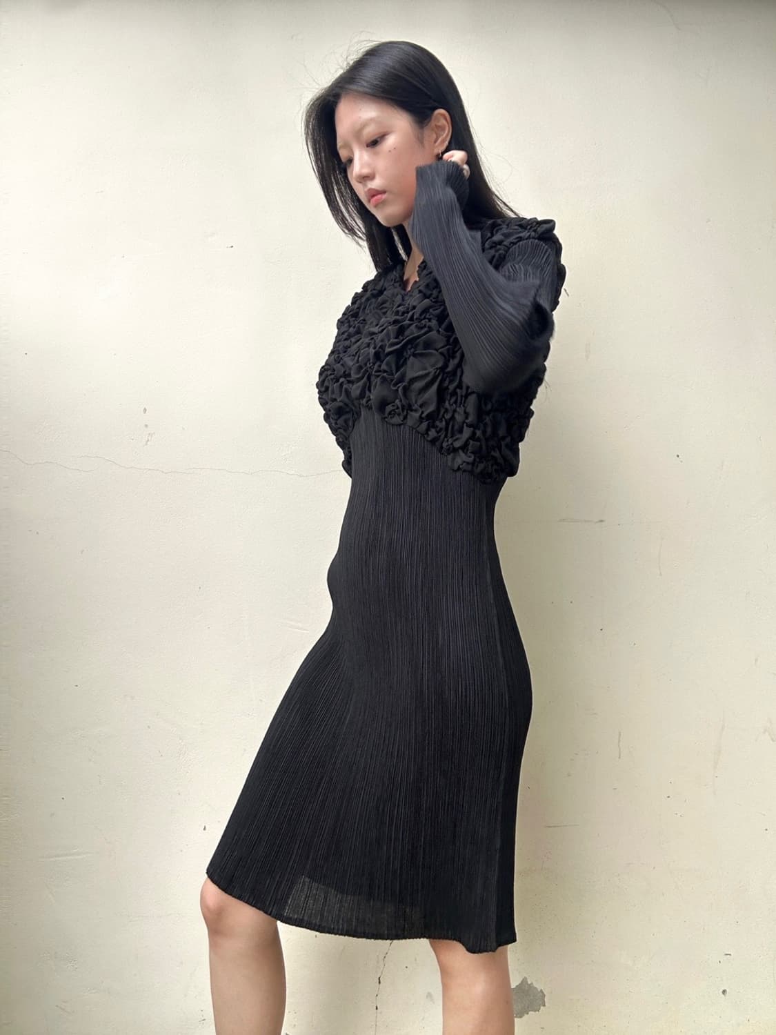 Flower detailed pleats ops / black 상품이미지4