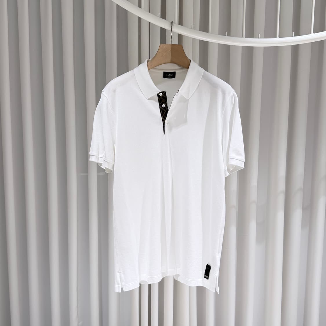 (A+/XL) / 펜디 엠보싱 폴로 디테일 반팔 셔츠 화이트 상품이미지1