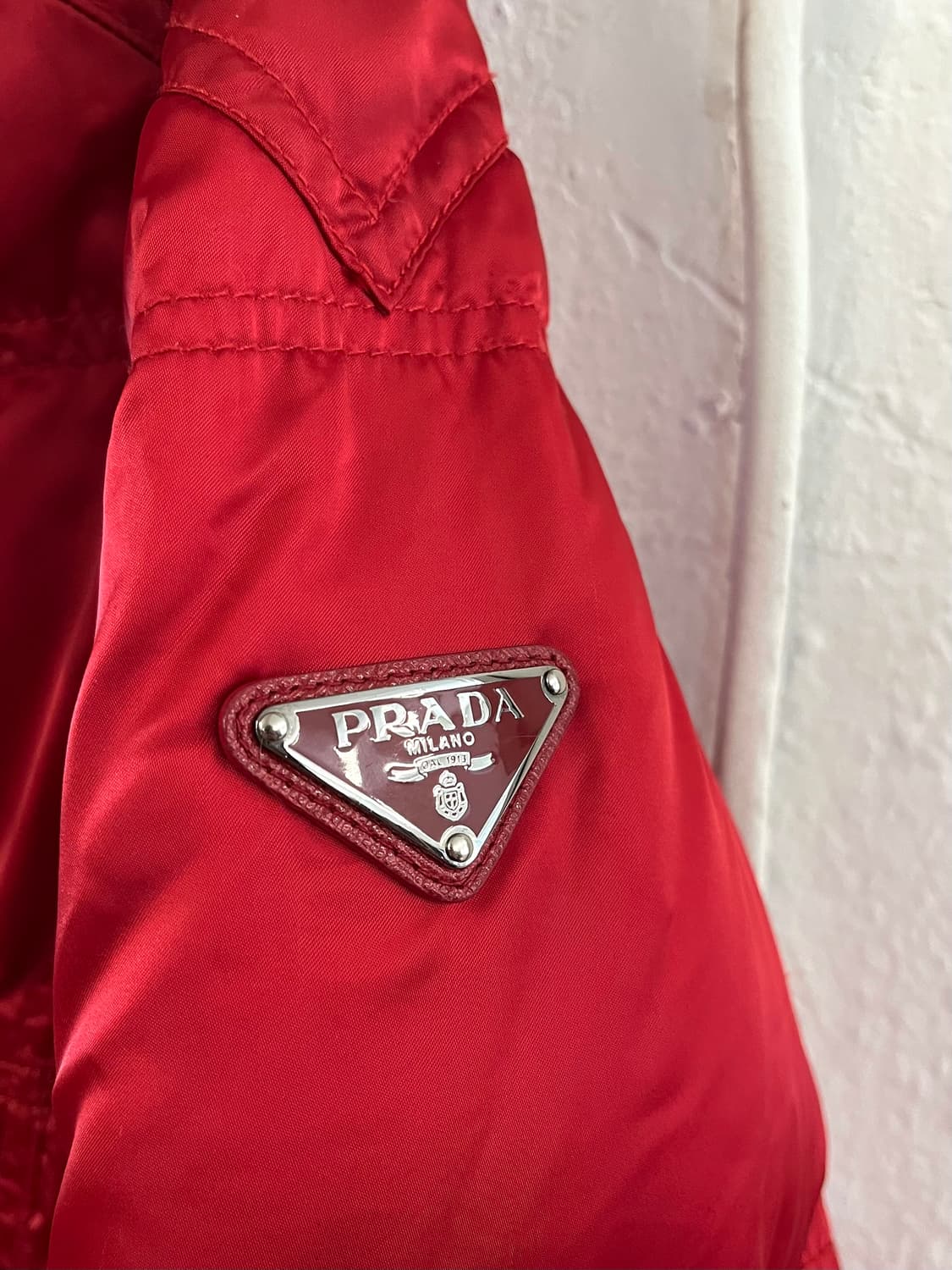 프라다 삼각 플레이트 패딩 상품이미지3