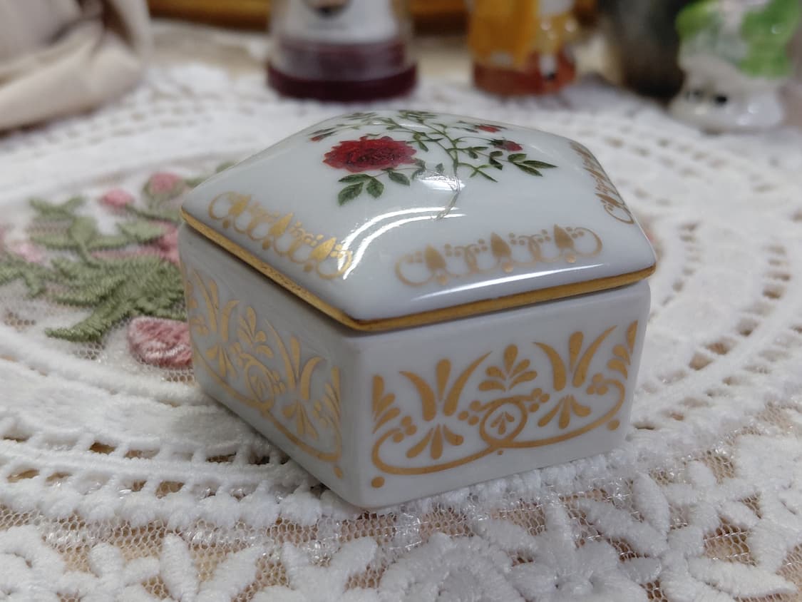 Vintage) 빈티지 로즈 문양 펜타곤 쉐입 화이트 도자기 소품함 상품이미지2