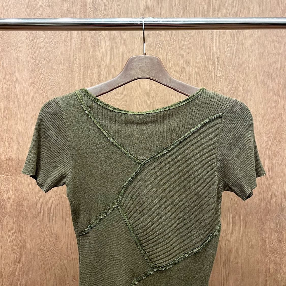 랑방 컬렉션 반팔 니트 레터스 엣지 골지 레이스 디테일 슬림핏 카키 상품이미지4