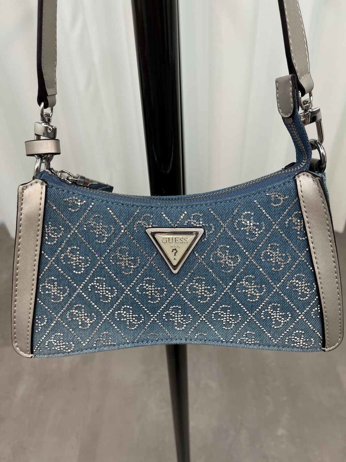 Guess Cubic Shoulder Bag 상품이미지3