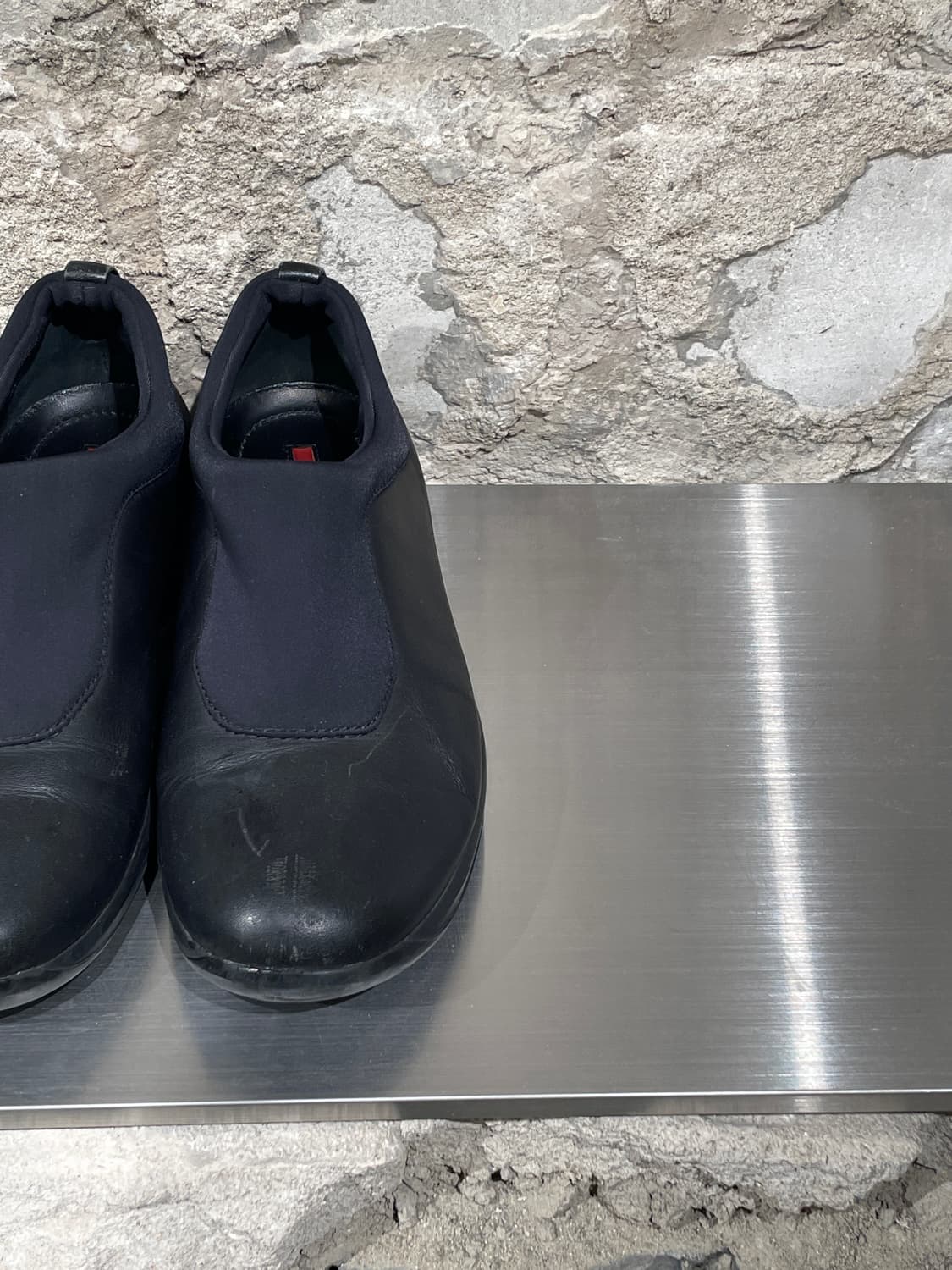 프라다 블랙 슬립 온 네오프렌 레더 로퍼 상품이미지3