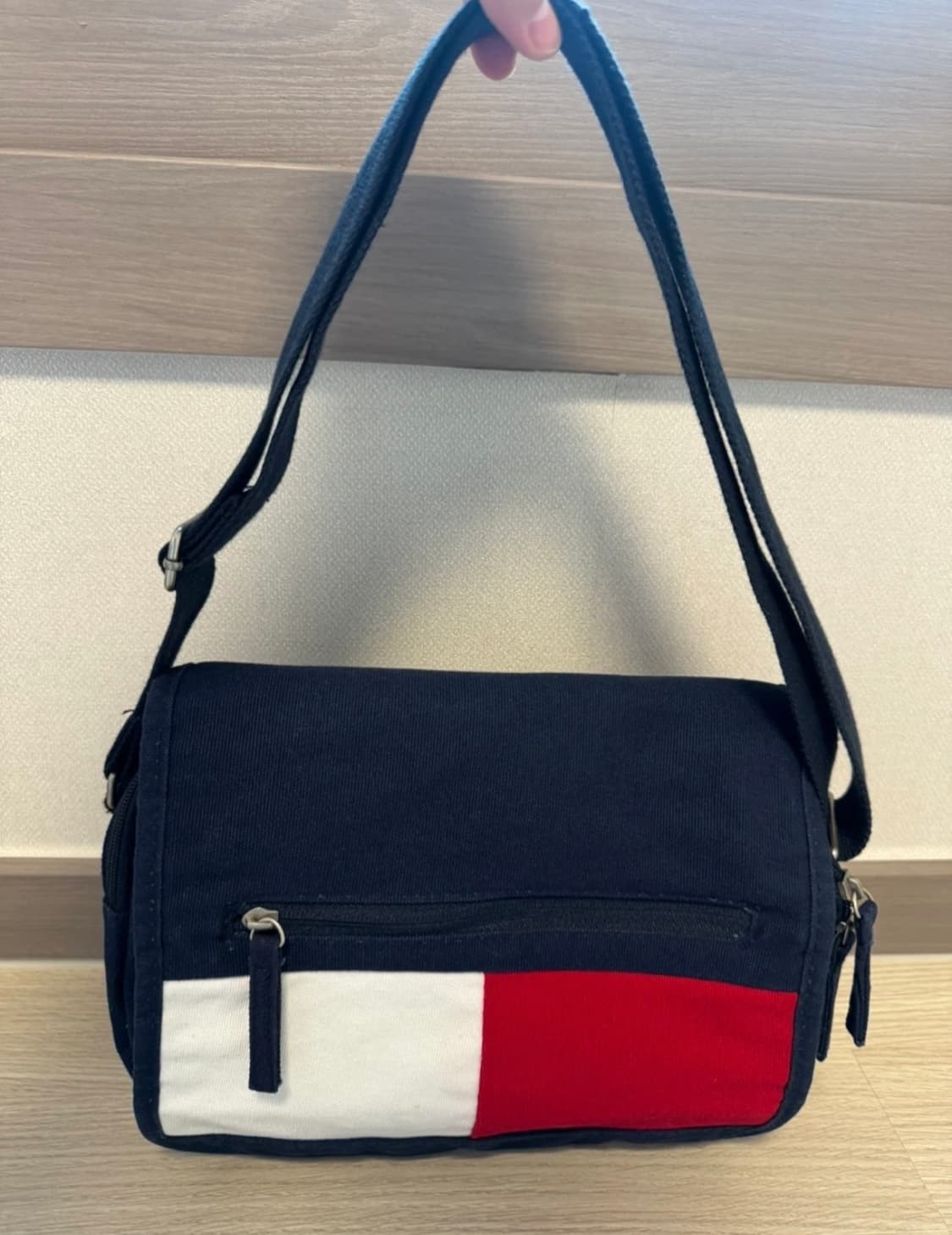 타미 힐피거 올드스쿨 빅 로고 크로스백 판매합니다 상품이미지2