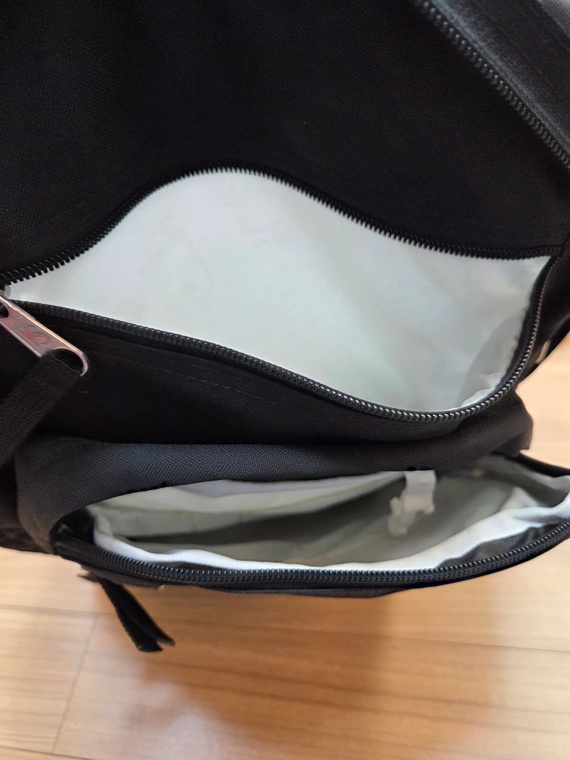 잔스포츠 빅스튜던트 백팩 블랙 색상입니다. 학생분들이나 짐 많으신 분들이 상품이미지5