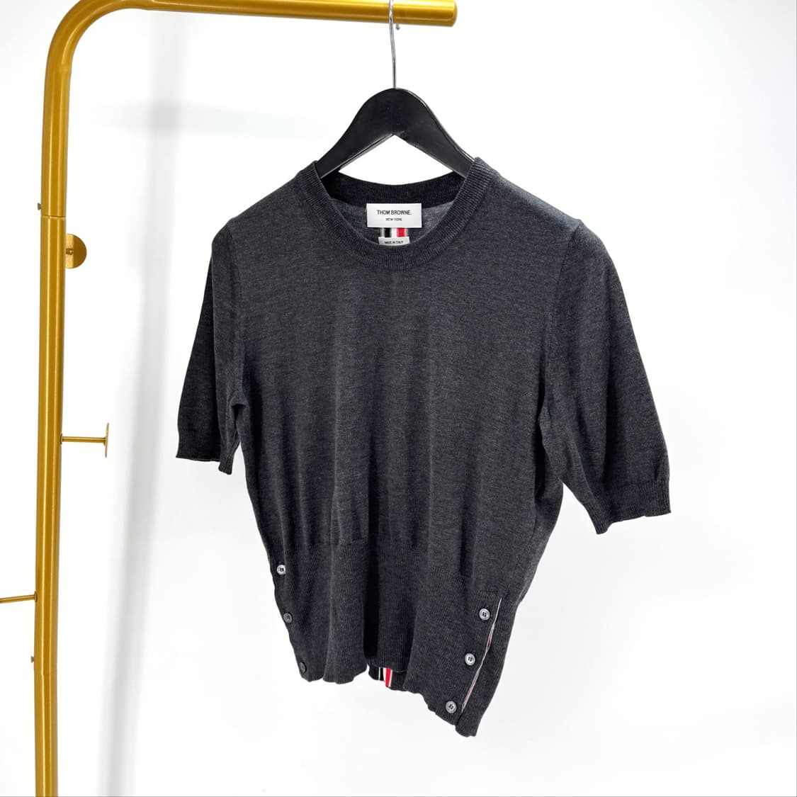 [40사이즈] 톰브라운 백삼선 여성 반팔 니트 그레이 (FKA250A) 상품이미지2