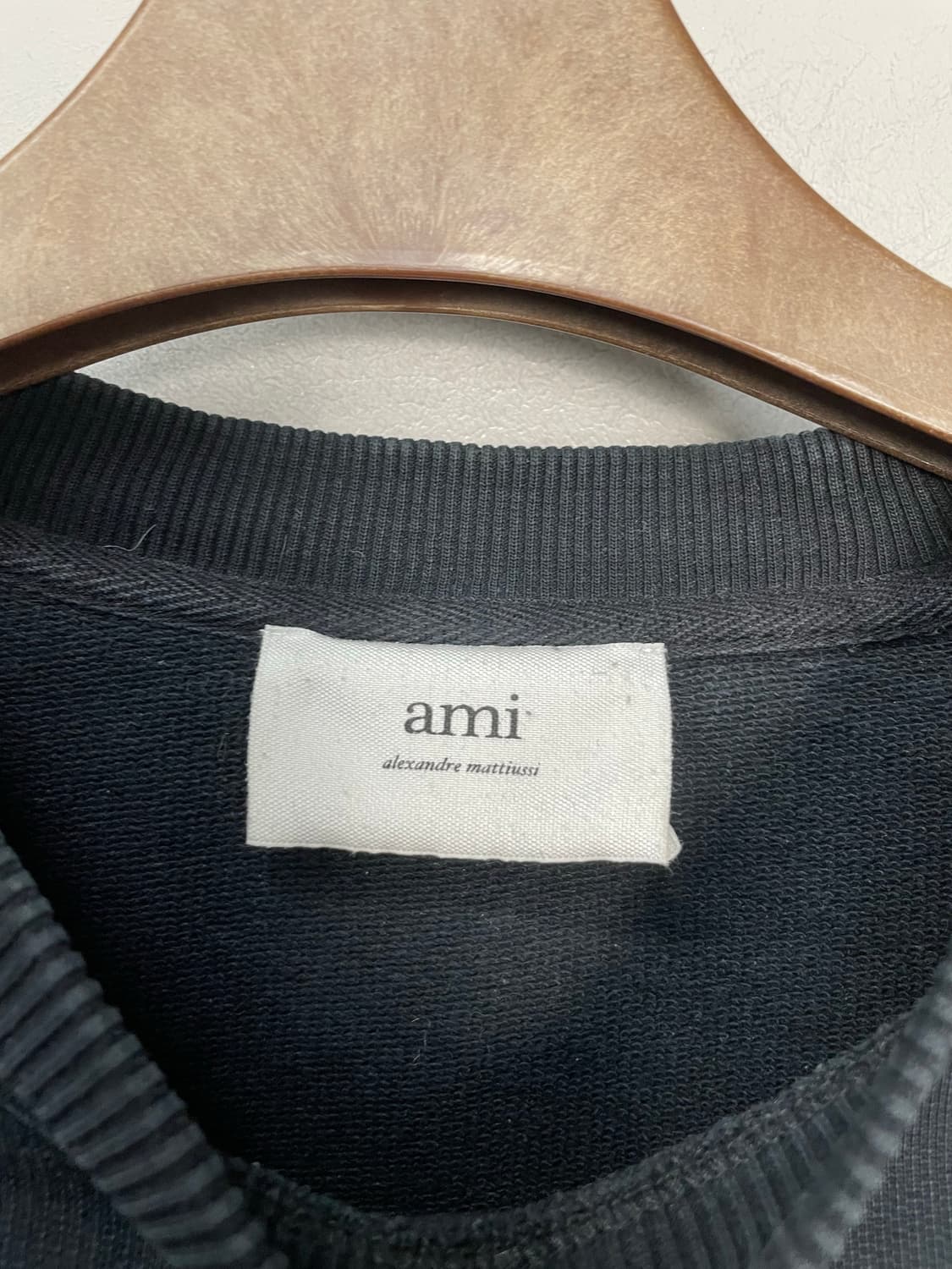 아미 하트로고 블랙 맨투맨 H1893 상품이미지5