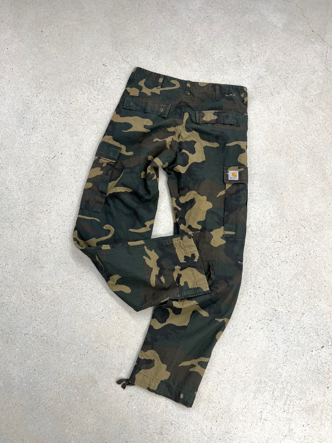 칼하트 WIP 레귤러 카모 팬츠 상품이미지1