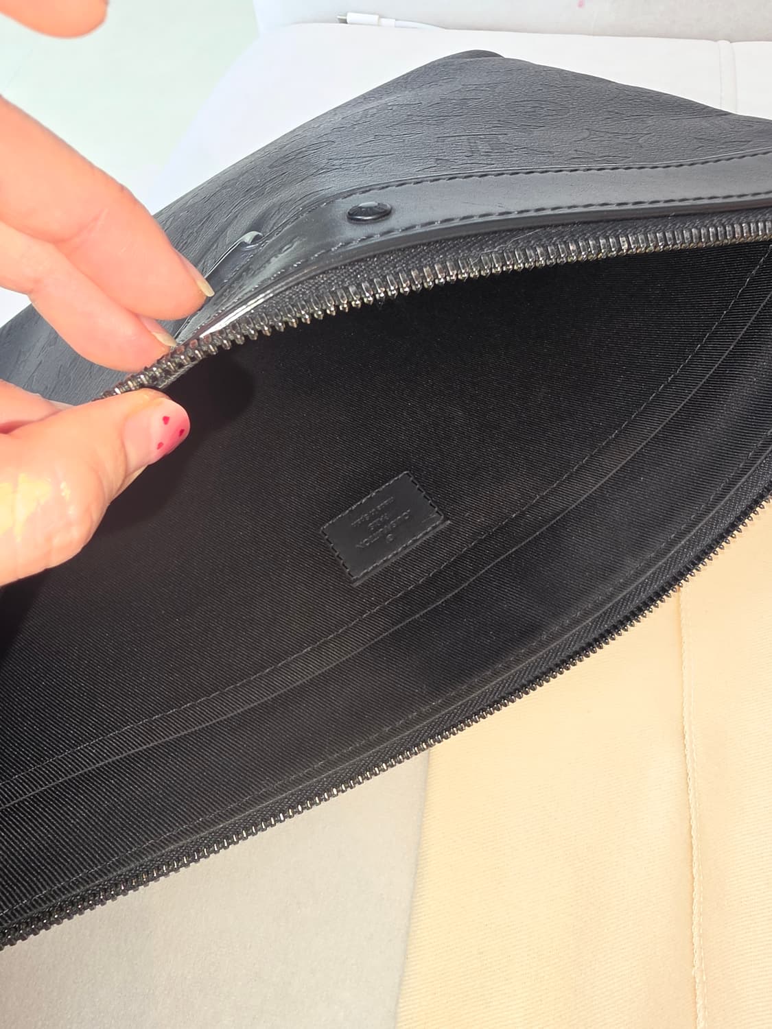 루이비통 모노그램 섀도우 레더 포쉐트 클러치 블랙 상품이미지9