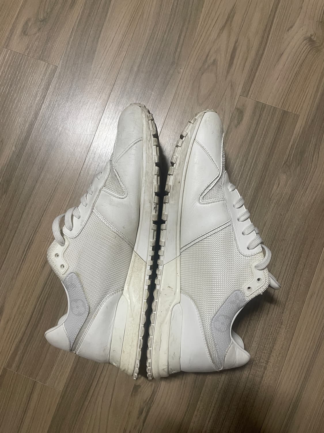 루이비통 모노그램 런 어웨이 스니커즈 상품이미지3