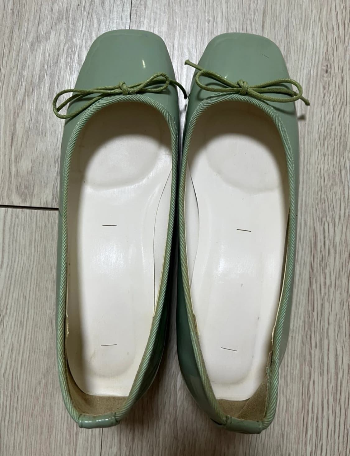 연두색 민트색 에나멜 리본 미들굽 플랫슈즈  상품이미지1