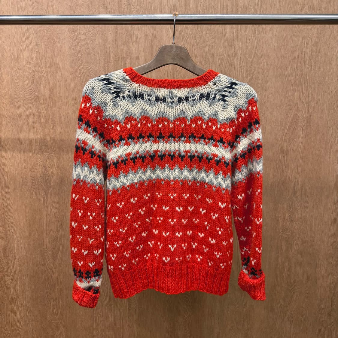 엘엘빈 라운드넥 니트 가디건 노르딕 패턴 디테일 레귤러핏 레드 상품이미지4