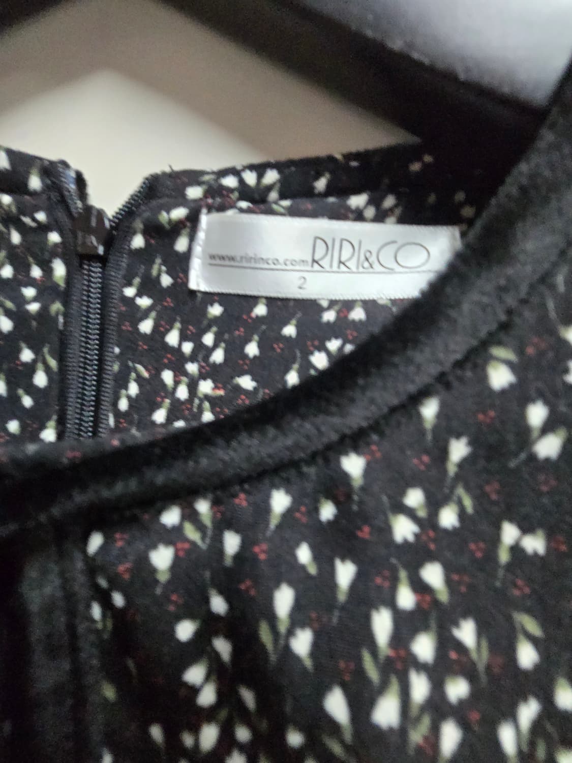 리리앤코 블랙 잔꽃 프릴 원피스 상품이미지6