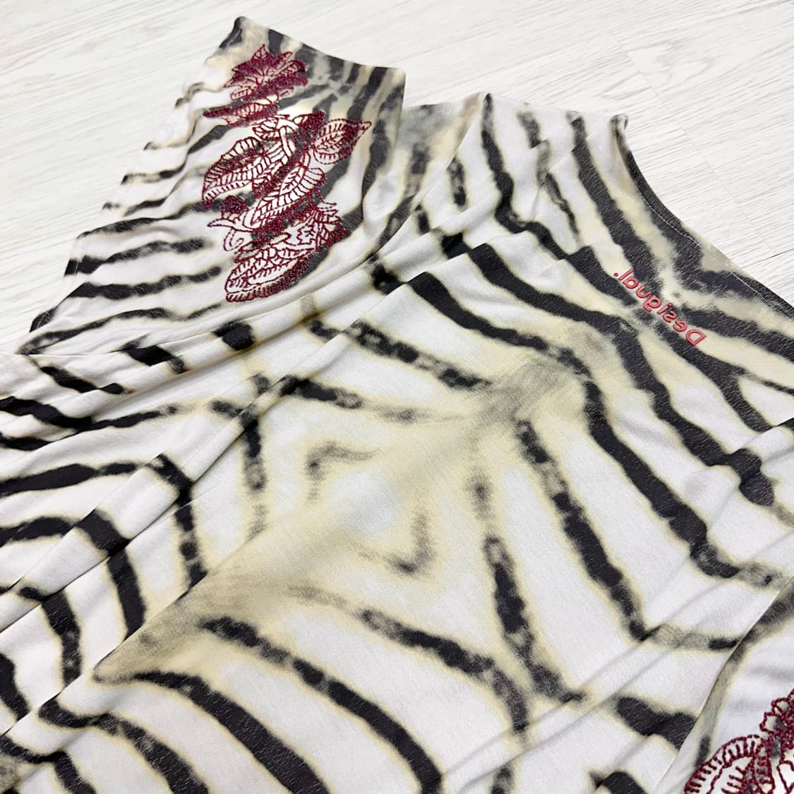 데시구알 패턴 자수 티셔츠 상품이미지5