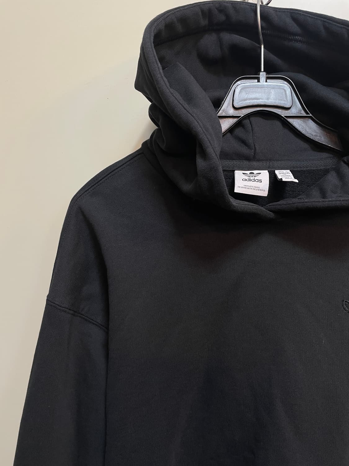 아디다스 블랙로고 크롭후드티 상품이미지3