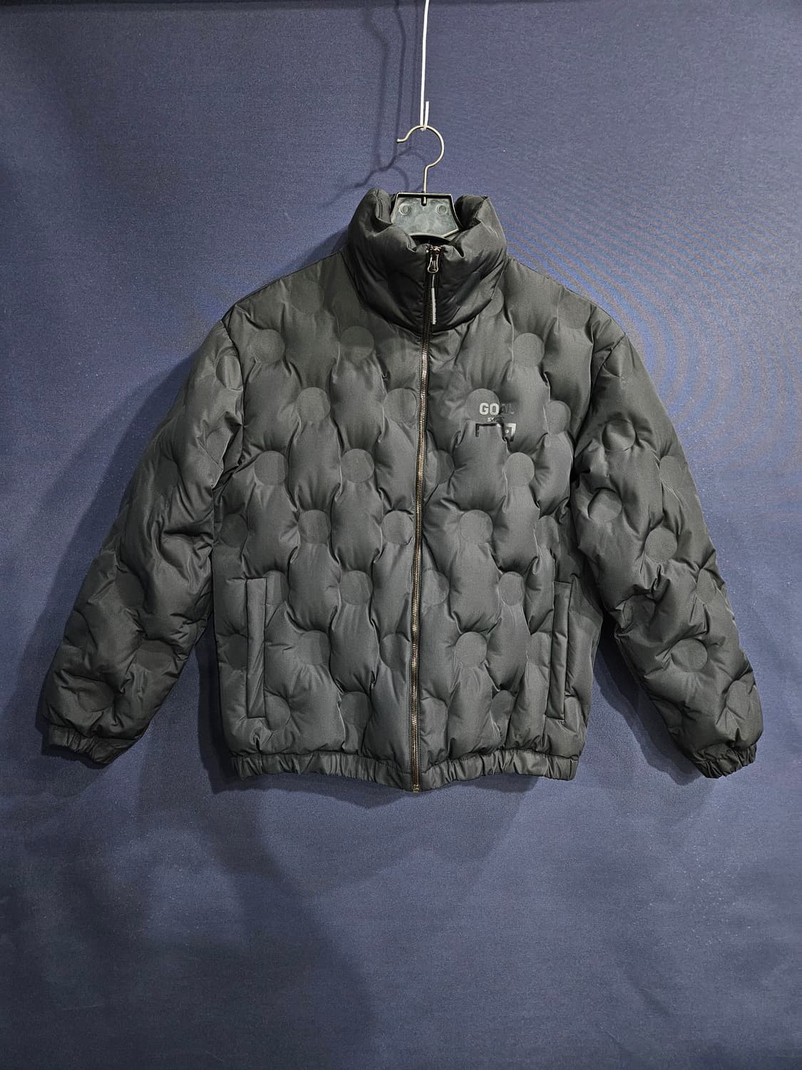 골스튜디오 엠보싱 블랙컬러 남성 세미오버핏 95 덕다운 경량패딩  상품이미지2