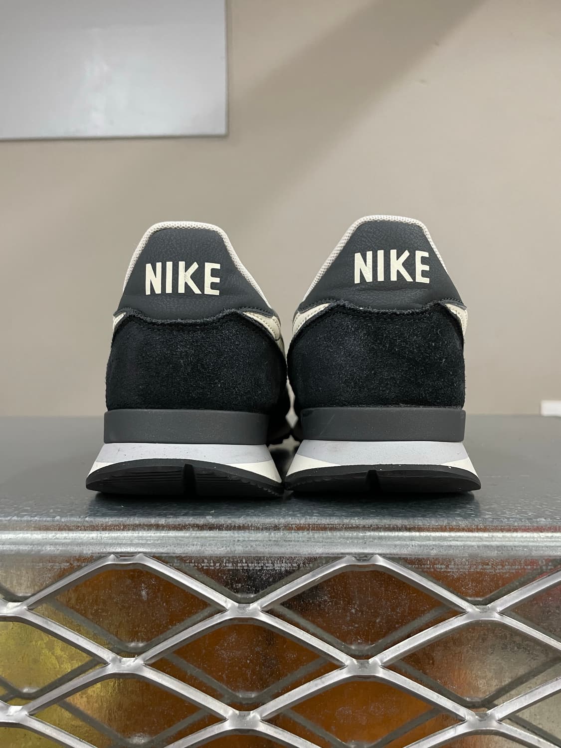 나이키 인터내셔널리스트 블랙 화이트 255 상품이미지3