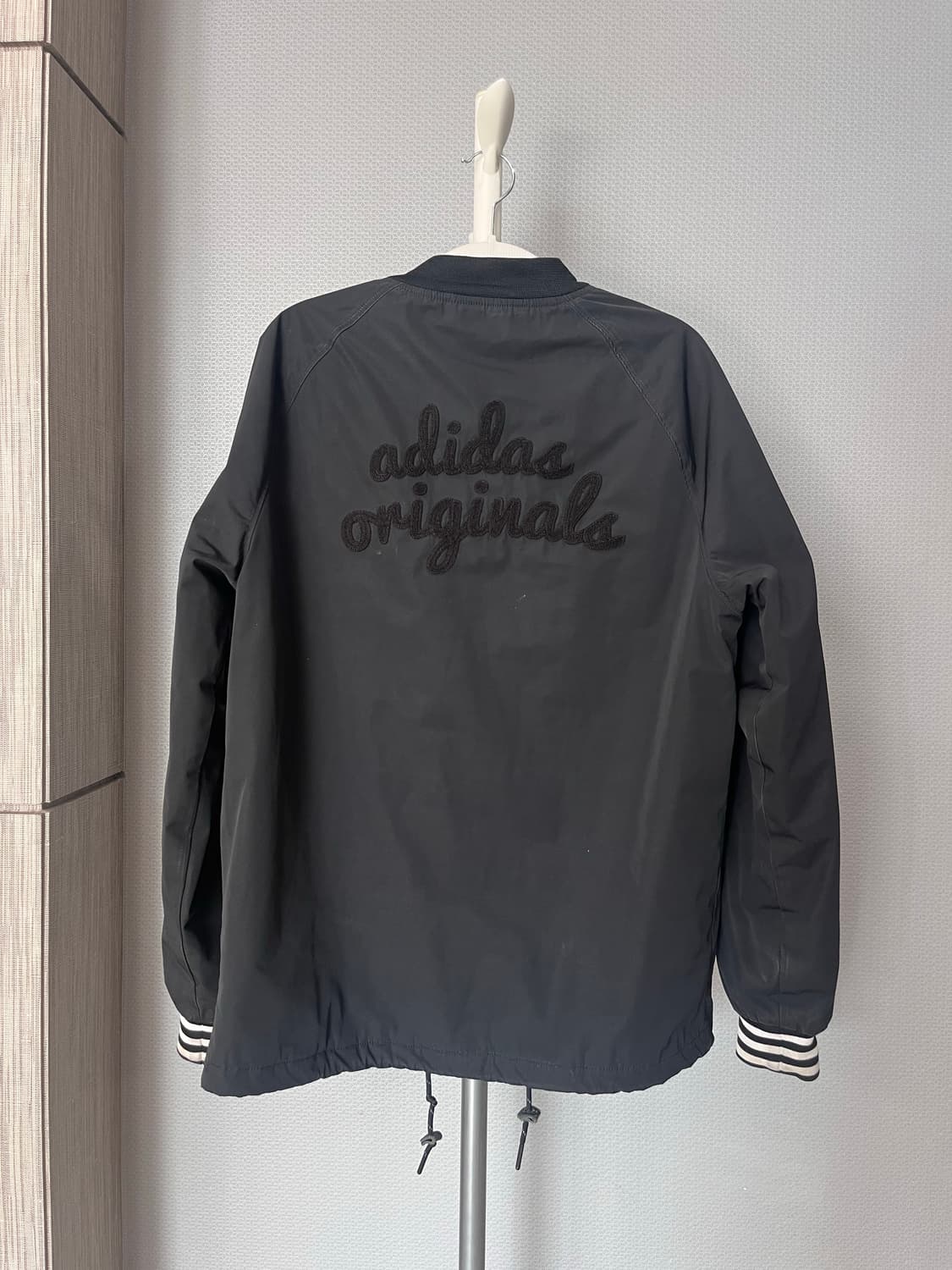 아디다스 블랙 트레포일 코치 자켓 상품이미지2