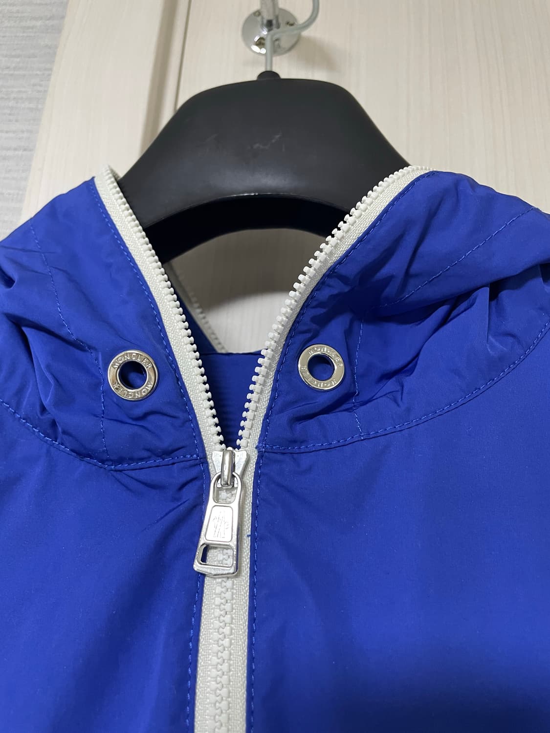 [3] 몽클레어 블루 컬러 푸지오 바람막이 후드자켓 상품이미지3