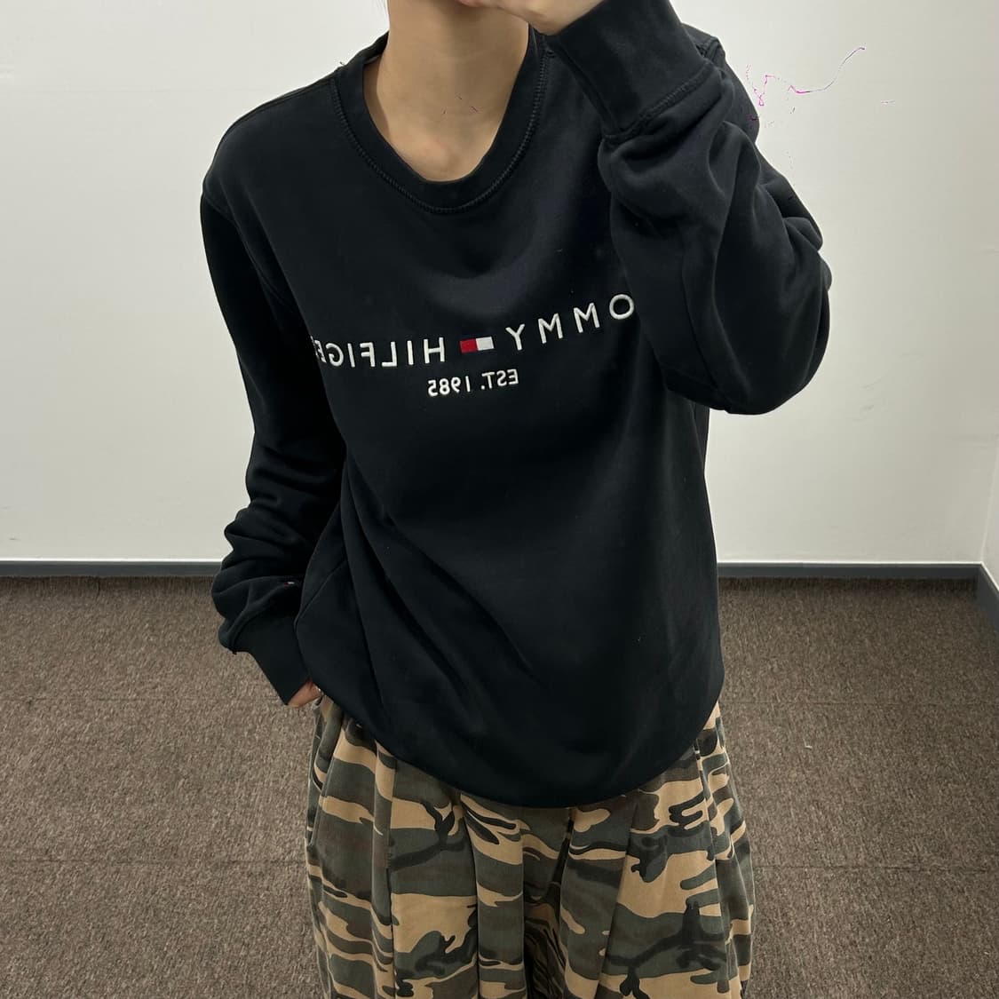 Tommy Hilfiger 타미힐피거 스펠아웃로고 블랙 맨투맨 상품이미지2