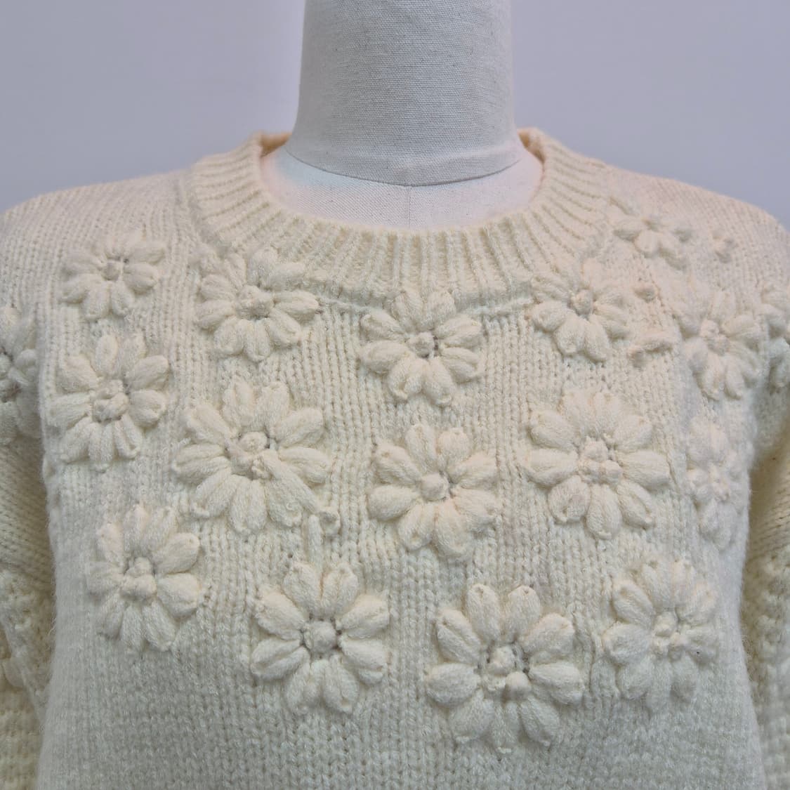 아이보리 입체 플라워 자수 도톰 니트 상품이미지4