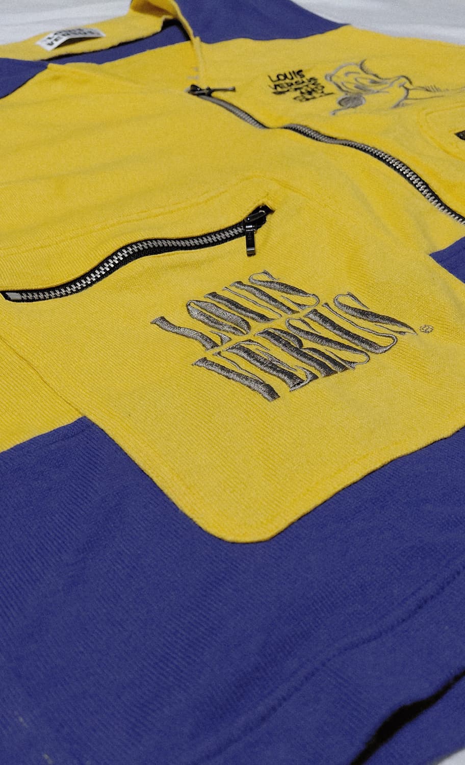 루이 버서스(LOUIS VERSUS) 플루토 캐릭터 자수 니트 베스트 상품이미지4