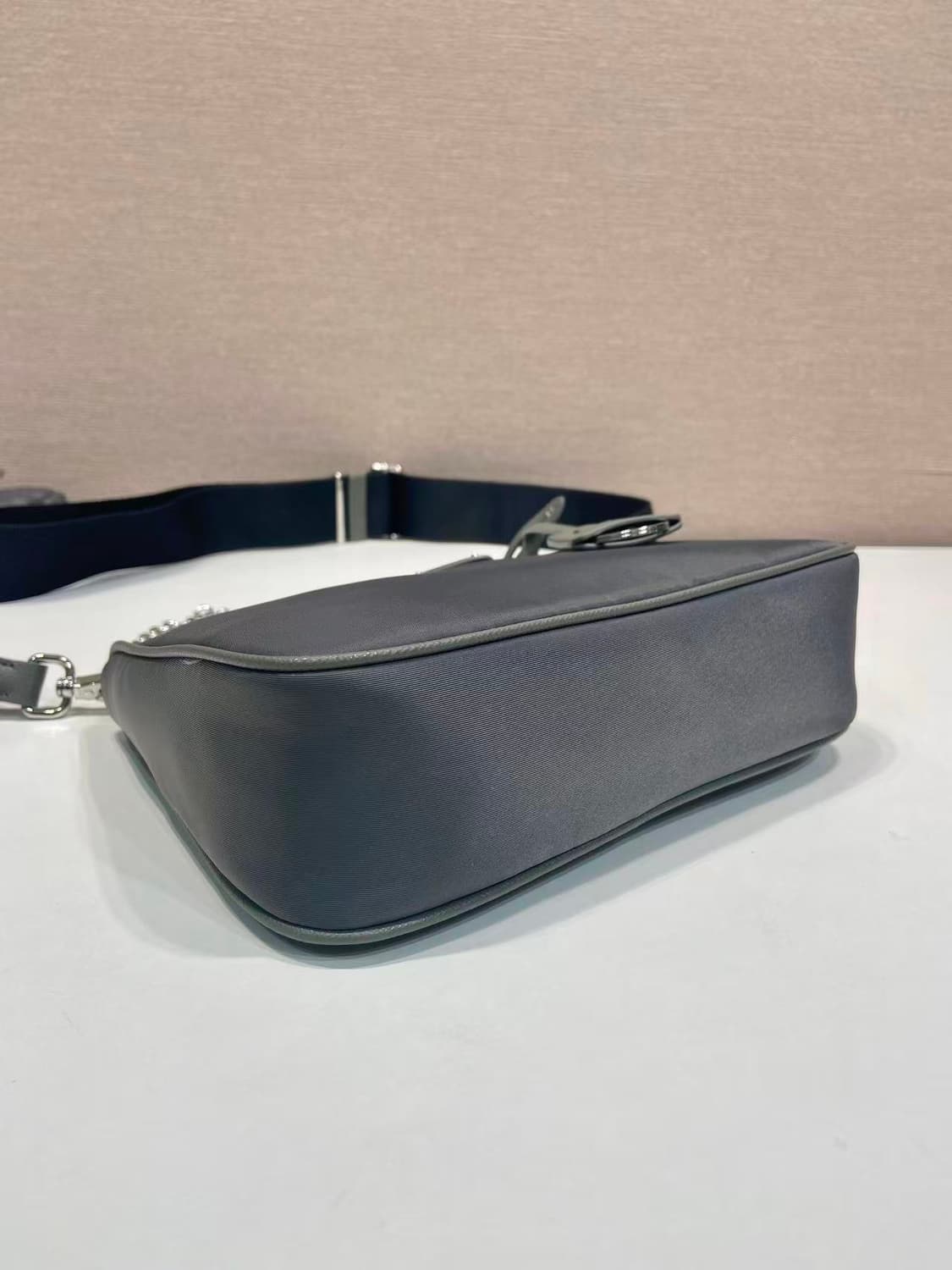 프라다 리에디션 리나일론 숄더백 블랙 1BH204 상품이미지3