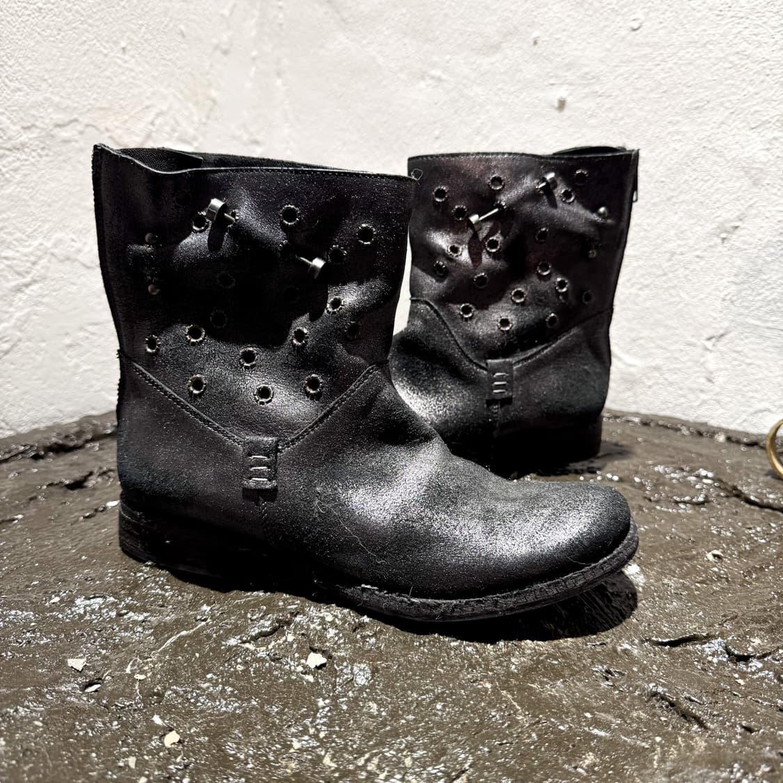 KHRIO – Distressed Eyelet Mid Boots 상품이미지3