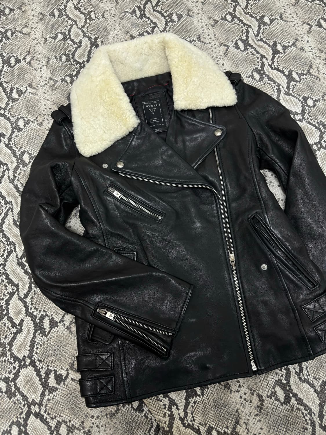 [GUESS] Sheep Fur&Leather Buckle Detail  상품이미지2