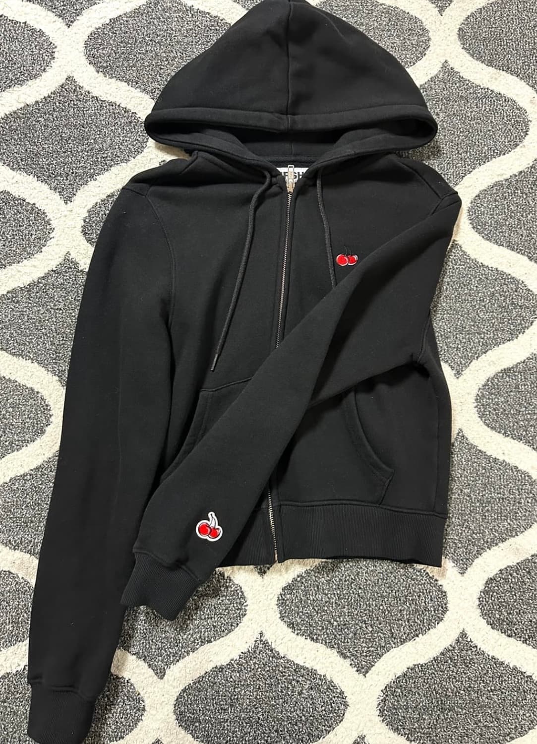 키르시 스몰 체리 크롭 후드집업 블랙 상품이미지1
