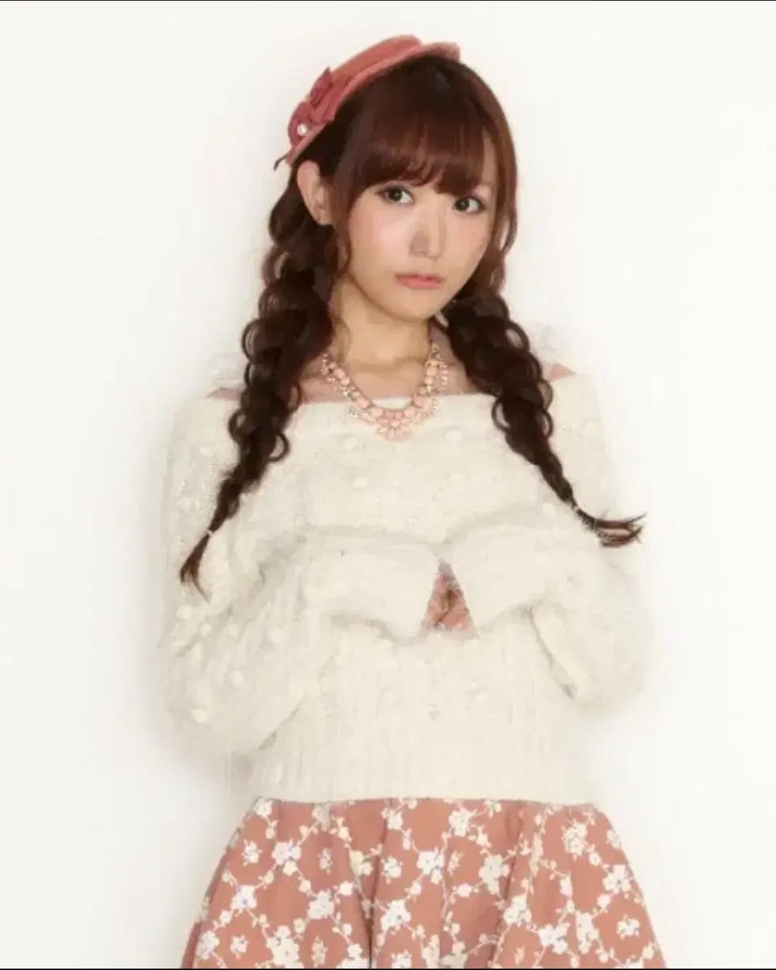 리즈리사 폼폼이 오프숄더 라떼갸루 니트 상품이미지1