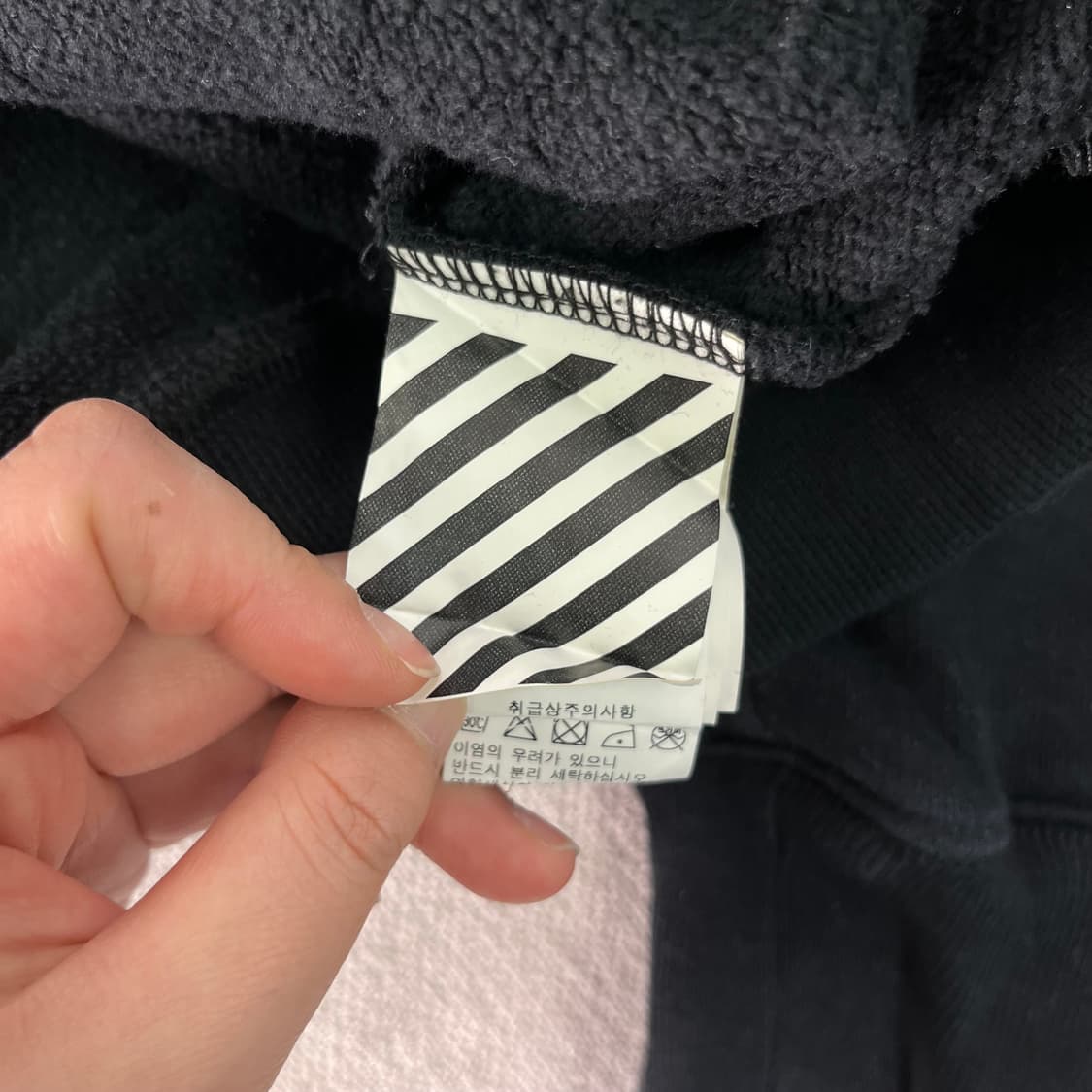 100 오프화이트 웨이비라인 블랙 맨투맨 상품이미지6