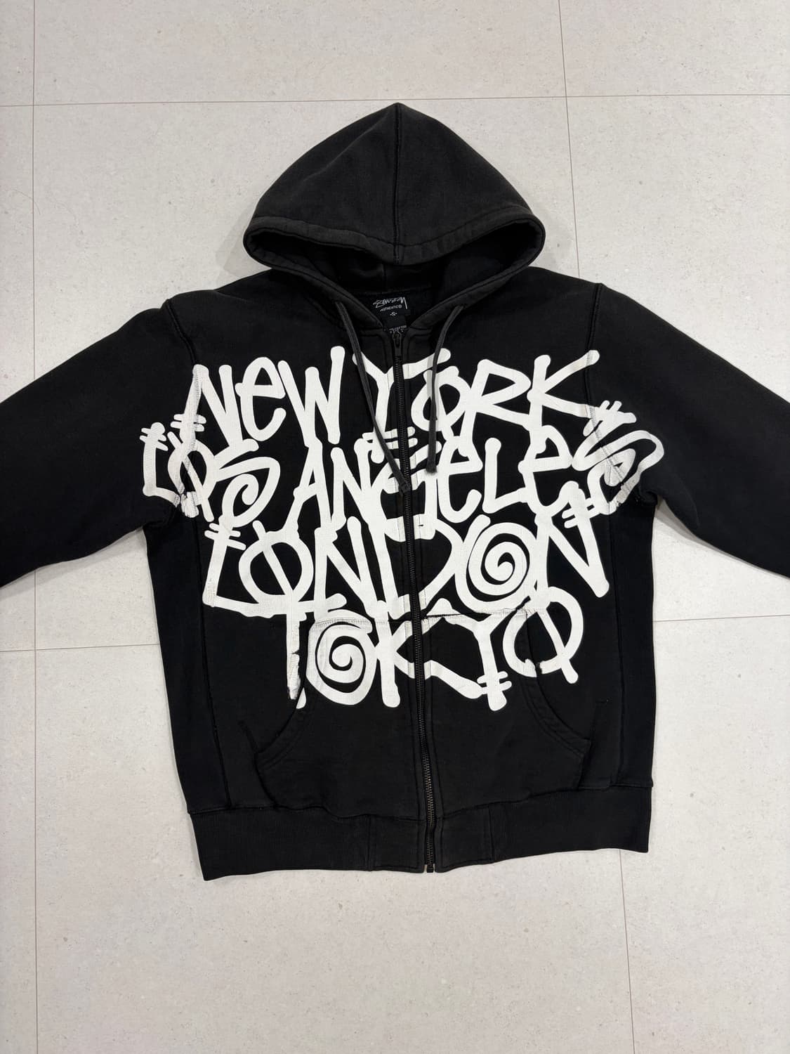 스투시 월드투어 후드 집업 상품이미지1