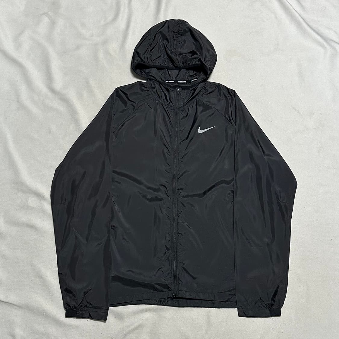 XXL 나이키 솔로 스우시 블랙 러닝 바람막이 상품이미지2