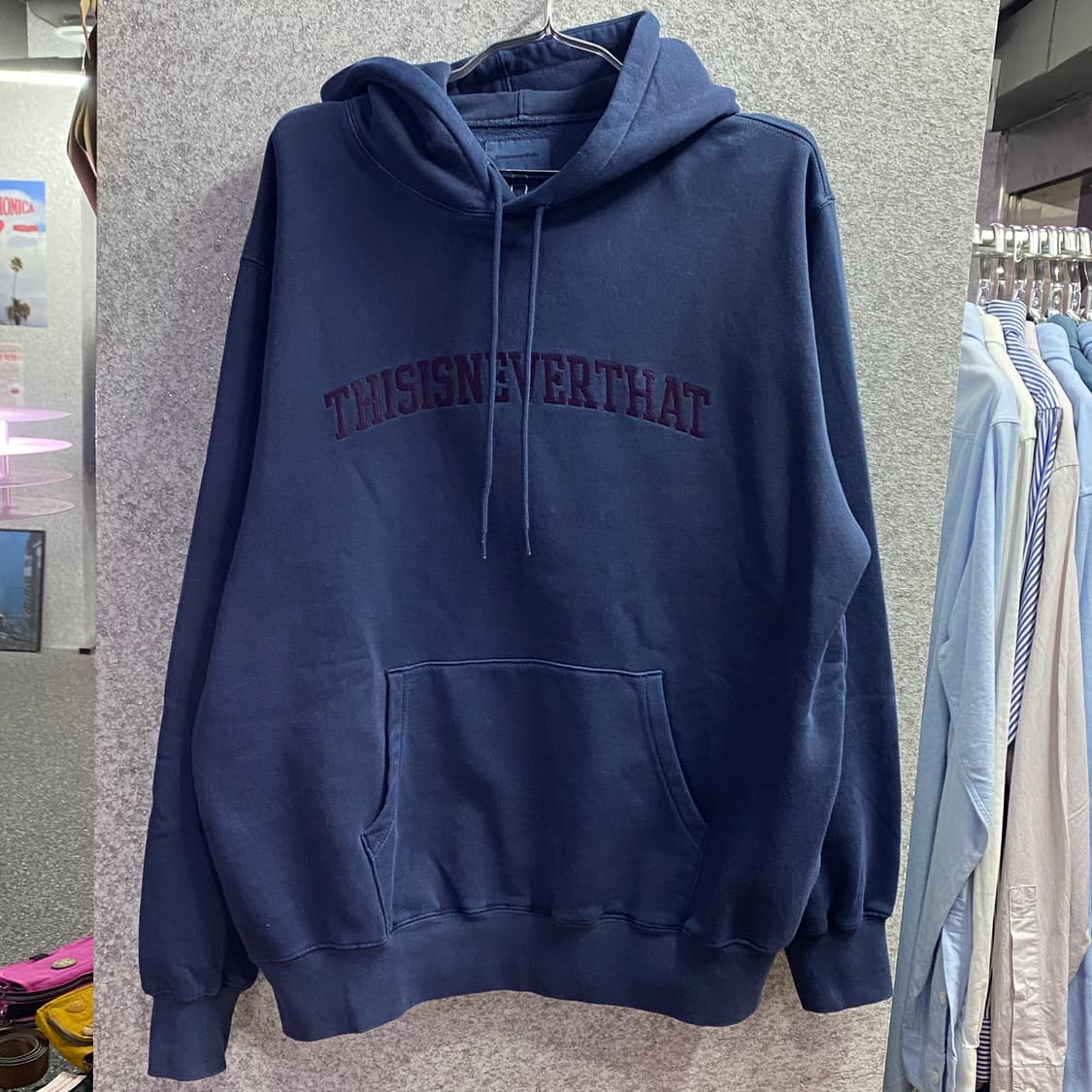 디스이즈네버댓 미들로고 네이비 후드티 B3350 상품이미지2
