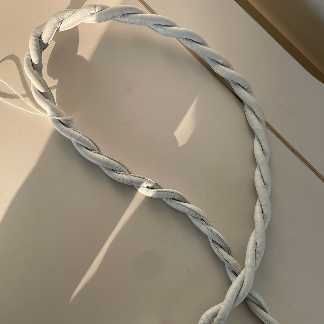 샤넬 화이트 퀼팅 볼드 레더 스트랩 코코 마크 숄더백 상품이미지3