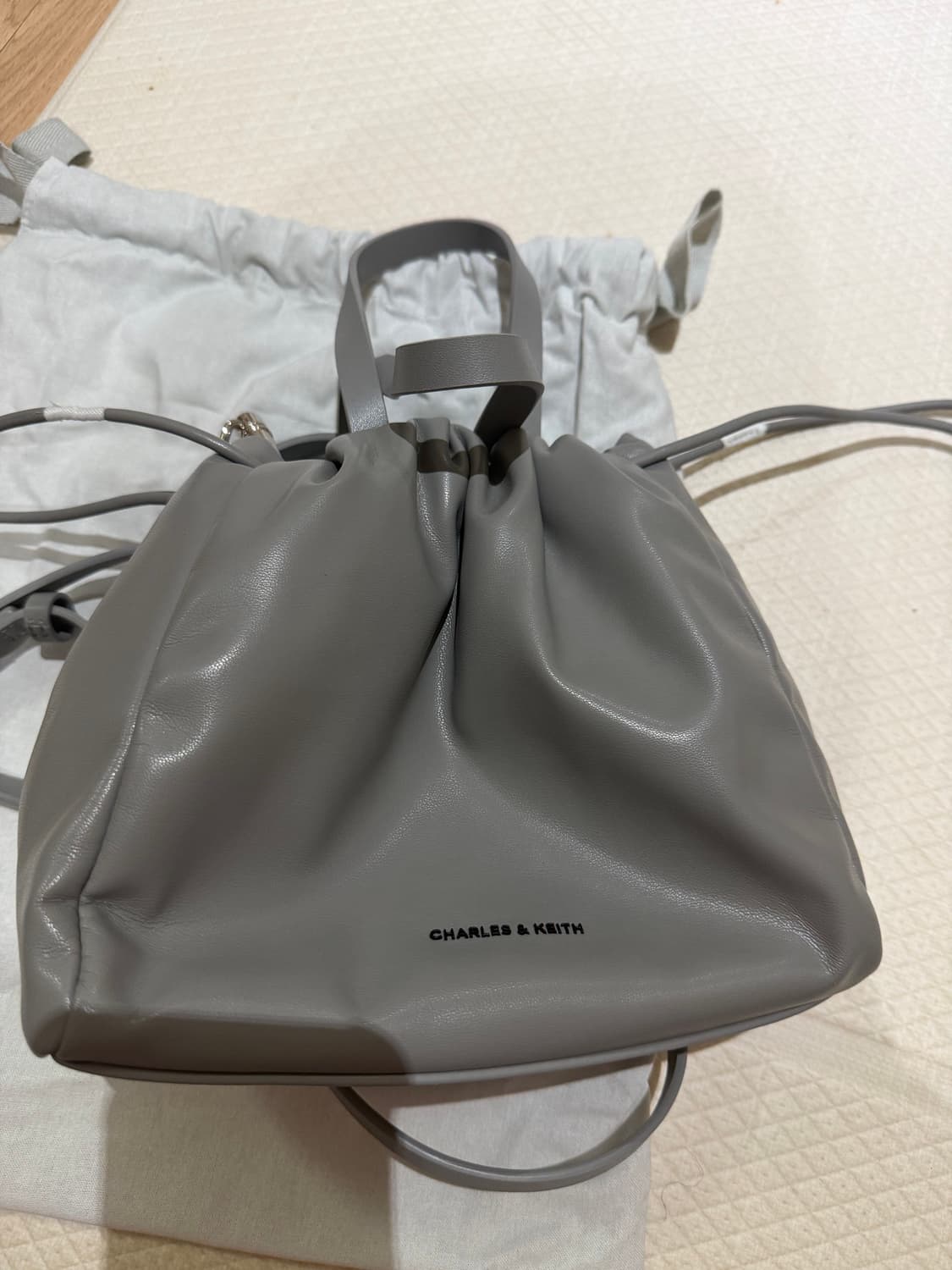 찰스앤키스 그레이 숄더백 상품이미지1
