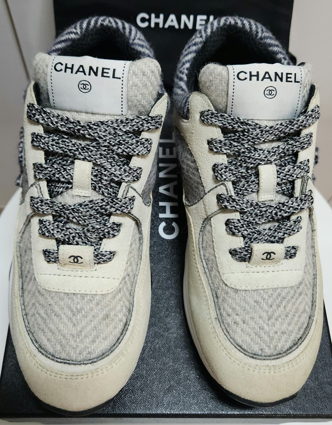 [정품] 샤넬 스니커즈 운동화 스웨이드 CC로고 헤링본 36.5 한정판 상품이미지1